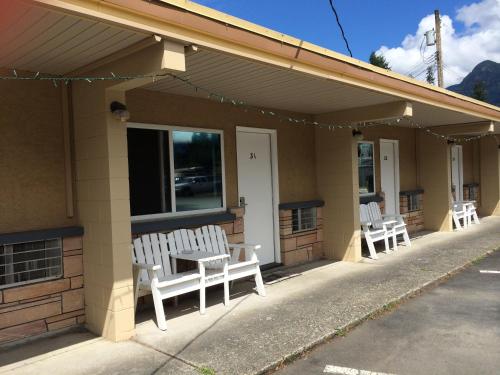 Intrare, City Centre Motel older building in Hope (BC)