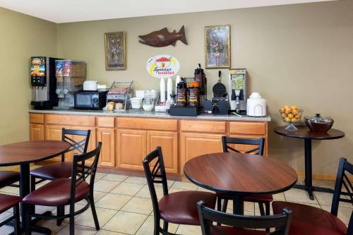 Food and beverages, Super 8 By Wyndham Crescent City in Crescent City (CA)
