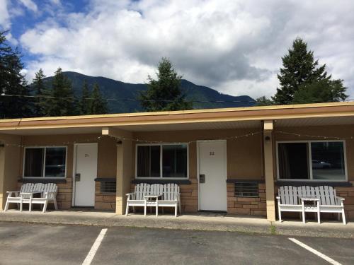 Intrare, City Centre Motel older building in Hope (BC)