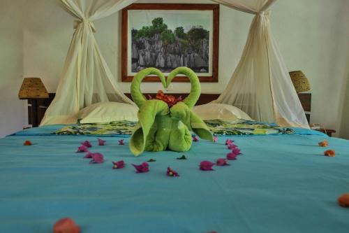 1 double bed, 1 twin bed