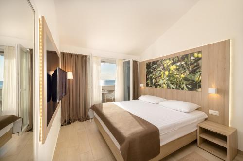 Comfort Double Room with Balcony and Partial Sea View - Residence