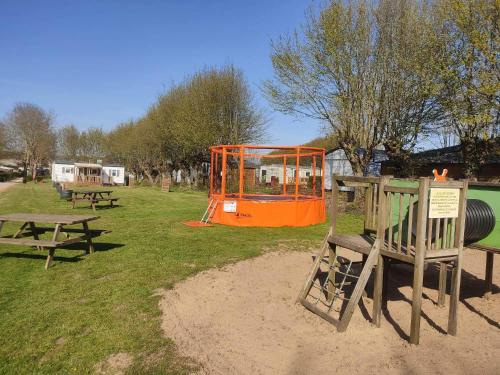 Spēļu laukums, Camping Les Sources Liencourt in Grand Rullecourt