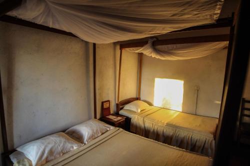 1 twin bed, 1 bunk bed
