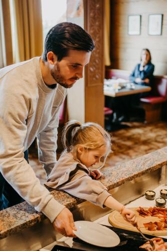 Basekamp Mountain Budget Hotel - image 4