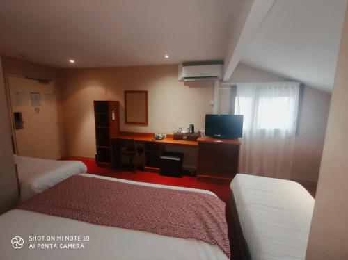 2 king beds, 1 twin bed