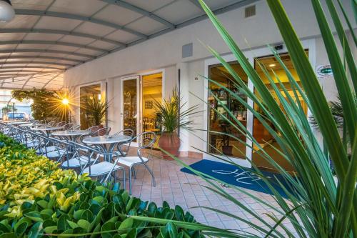 Hotel Corinna - main image