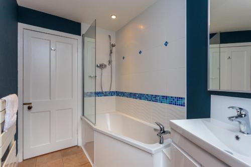 South Learmonth Gardens Apartment - image 9