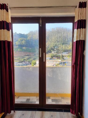Deluxe Double Room with Balcony image 6