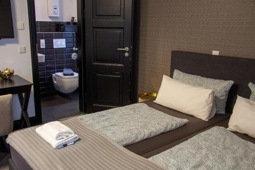 2 queen beds, 1 sofa bed
