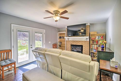 Lakefront Kingsport Home with Private Hot Tub! in Kingsport, USA
