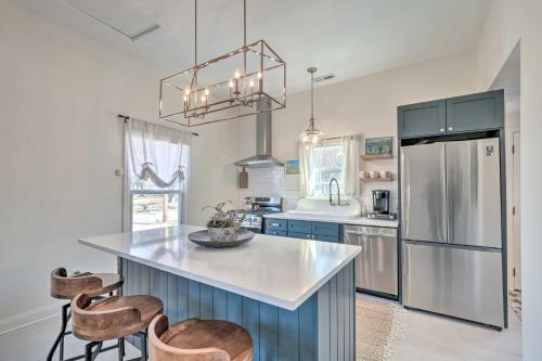 Cozy Home in Historic Area about 2 Mi to Main St! in Greenville, USA