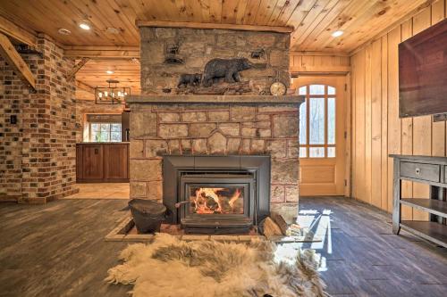 Spacious Escape with Deck and Ponds Near Skiing! in Palmerton, USA