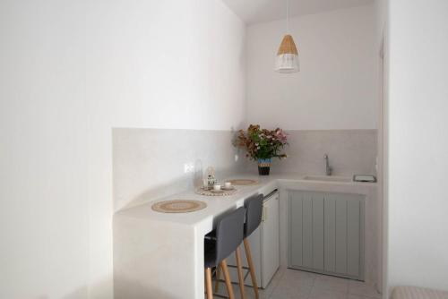 Eleana Studios in อัมเปลัส