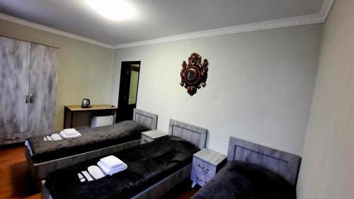 1 queen bed, 3 twin beds