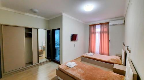 2 twin beds