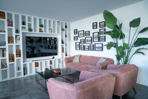 ห้องส่วนกลางสำหรับนั่งเล่น/ดูทีวี, A House in Estoril - Adults Only in เอสโตริล