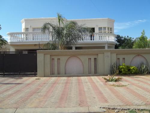 Tampilan eksterior, Carlcyn Homestay in Gaborone