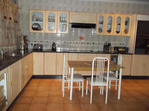 廚房, Carlcyn Homestay in 嘉博羅內