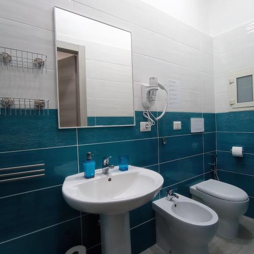 Small Double Room image 7