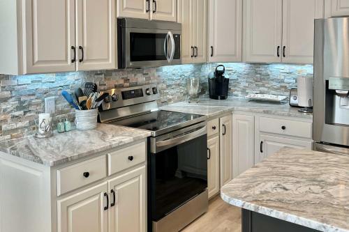 Santa Rosa Home with Pool Access - Half Mi to Beach! - image 11