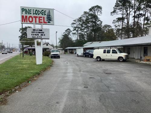 Pinelodge Motel