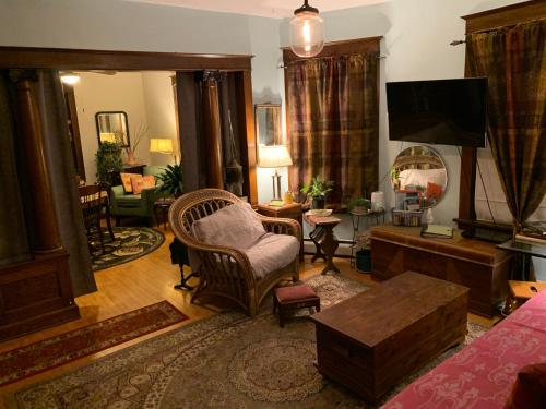 Bizzaro Apartment - image 6