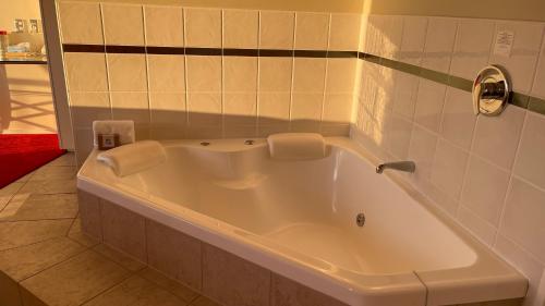 Deluxe Suite with Spa Bath image 4