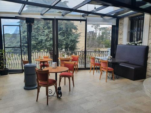 Instalações, Rami Hotel in Falougha