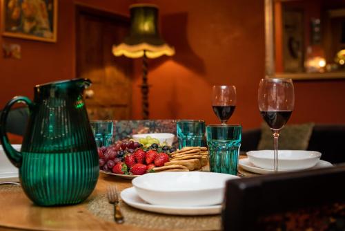 餐飲選擇, Historic, Hidden, Cosy, Log Burner, 10mins walk to Holmfirth in 霍姆弗斯