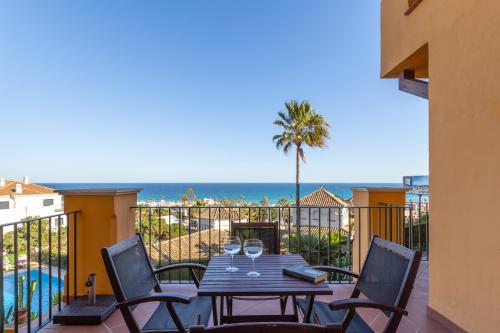  Apartment with three bedrooms, parking, terrace and pool next to the beach., Pension in Manilva