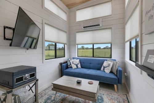 NEW Luxury Tiny Home with Hot Tub and Grill - image 5