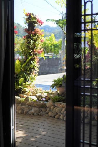 منظر, 蘊慢築 茶花藝主題民宿 Yun Man Zhu Homestay in Gongguan Township