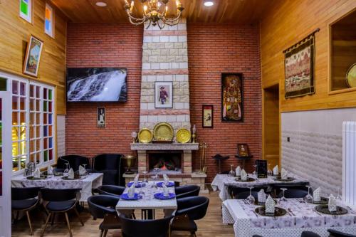 Restoranas, Hôtel les truites (Hotel les truites) in Imouzer du Kandaris