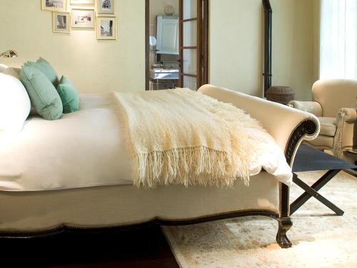 1 queen bed, 1 sofa bed