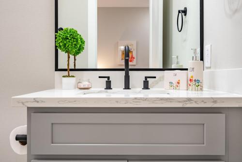 3 Bedroom and 3 bath We have power and internet in Houston, USA