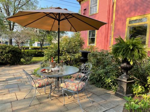 บริการและสิ่งอำนวยความสะดวก, เดอะ วิลเลจ อินน์ ออฟ วูดสต็อก (The Village Inn of Woodstock) in วูดสต็อค (เวอร์มอนต์)