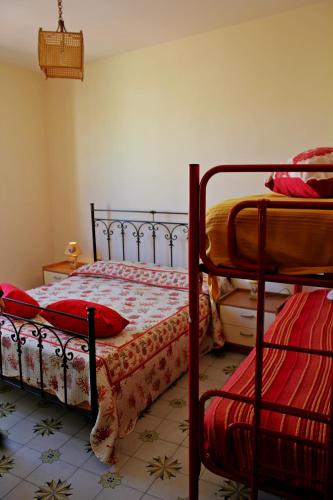 2 bedrooms, 4 beds