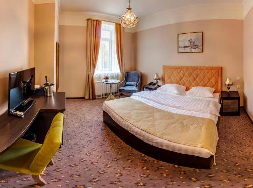 Hyde Park Hotel - image 11