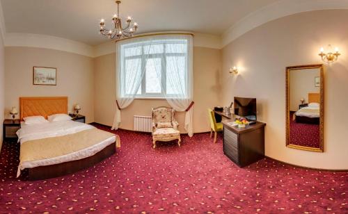 Hyde Park Hotel - image 14
