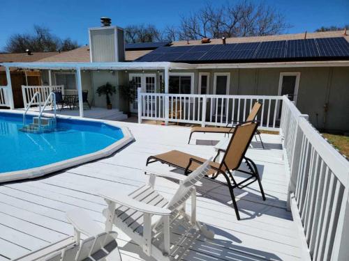 Cheerful 3-bedroom with a pool