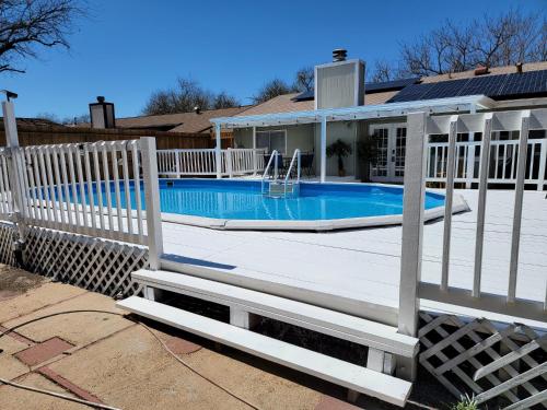 Cheerful 3-bedroom with a pool