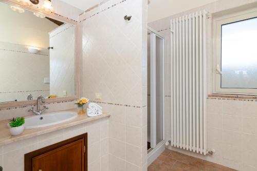 Bathroom, Casale 2 Leoni with whirlpool in Mondavio