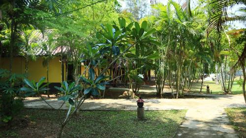 Koh Yao Noi Beach Resort - 정원