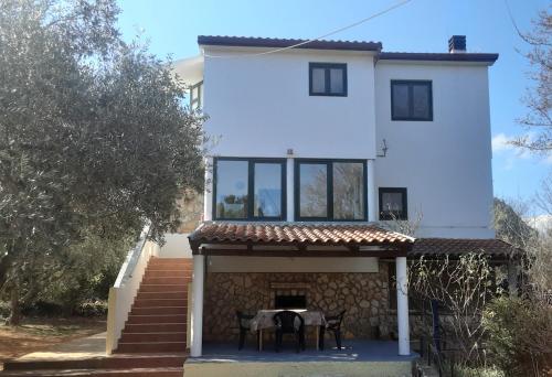 2 bedrooms, 3 beds