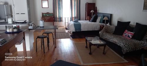 1 double bed, 1 twin bed