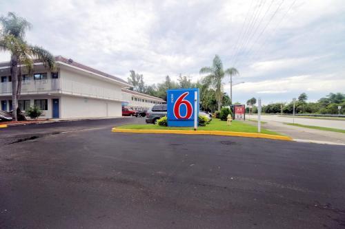 Facilities, Motel 6 Dania Beach, FL in Dania Beach