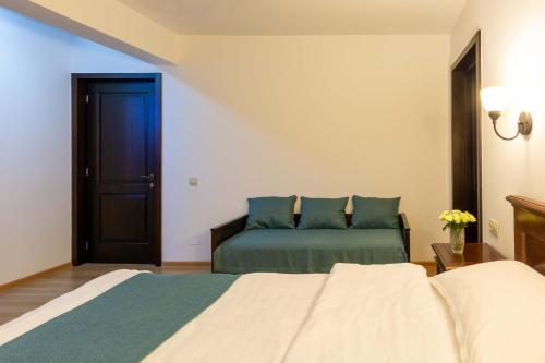 1 queen bed, 1 sofa bed