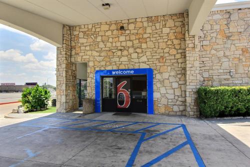 Motel 6 Austin, TX - Central Downtown UT