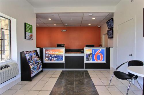 Motel 6 Austin, TX - Central Downtown UT