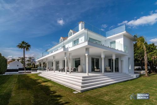  Villa Torremora-Luxurious Mansion w/ All Amenities in Marbella